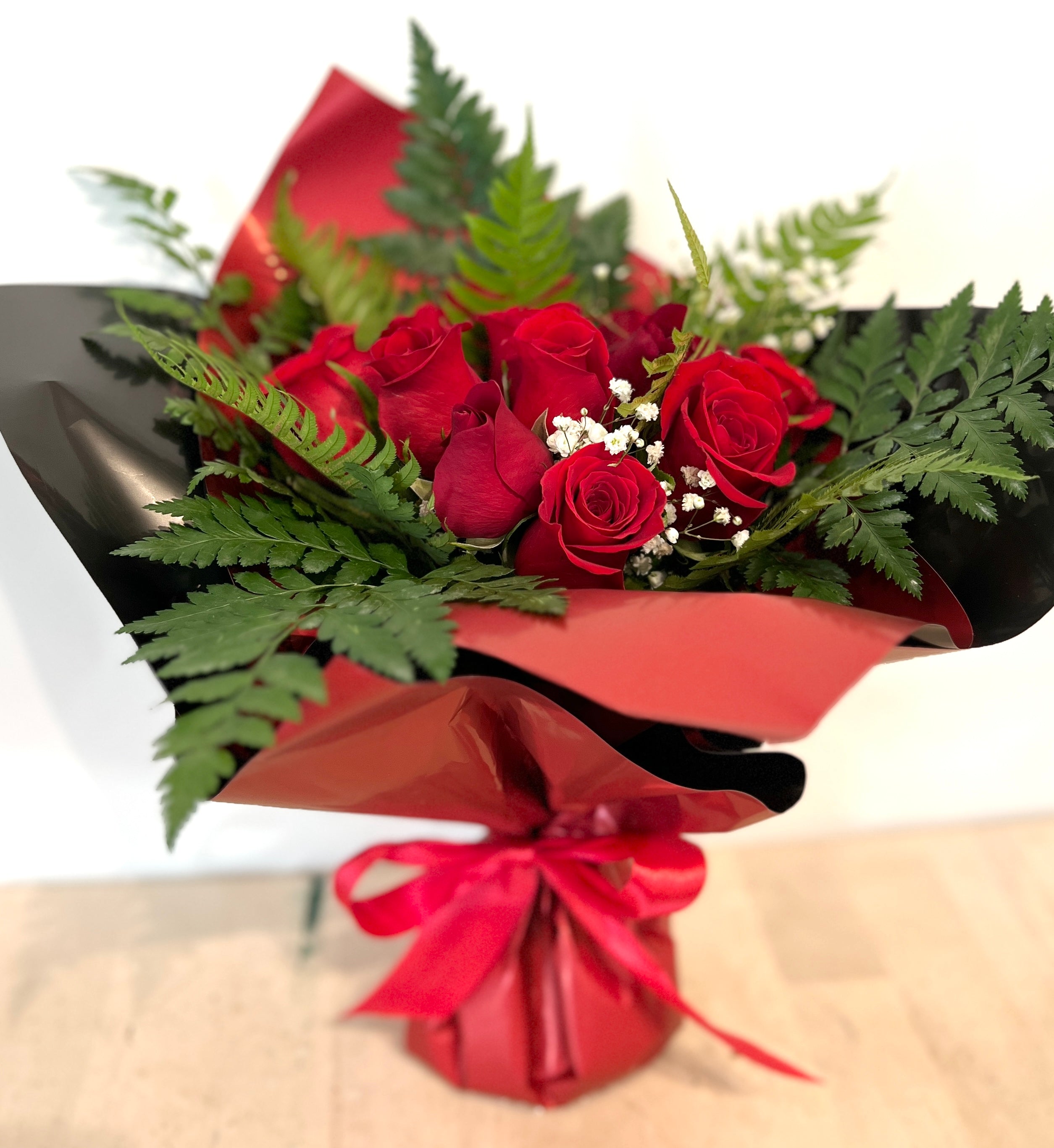 Ramo de Doce Rosas Clásicas